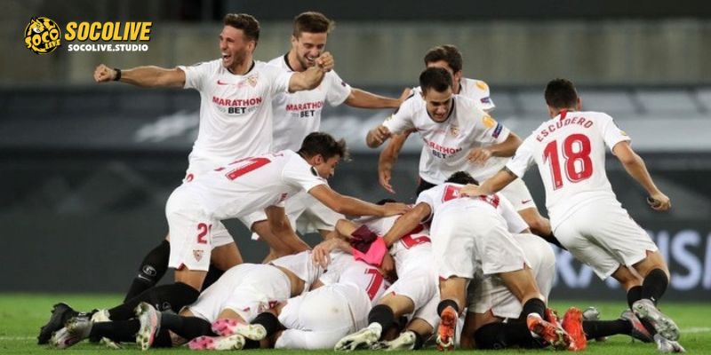 Các cầu thủ Sevilla quyết tâm giữ trọn 3 điểm trên sân nhà để cải thiện vị trí trên BXH